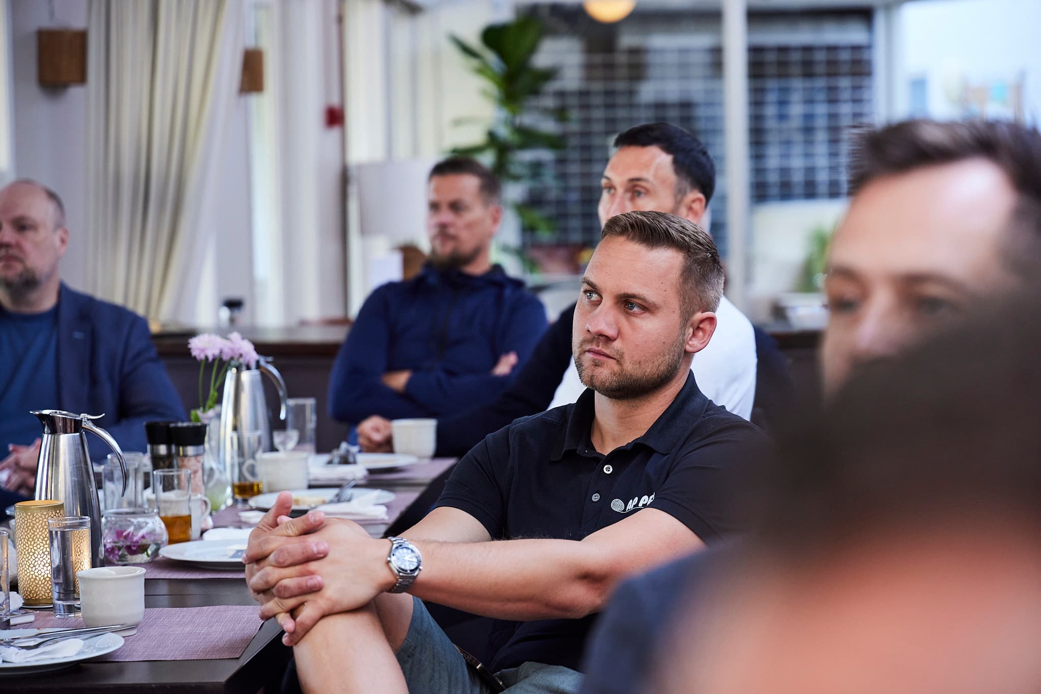 Partner lytter under et Simple Network mødemorgen
